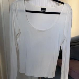 Jersey top - Vit Jersey top från Gina.använd flitigt men utan större defekter. Storlek S💕