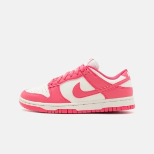 Nike Dunk Low i rosa och vit (oanvänd!) - Snygga Nike Dunk Low sneakers i en fräsch kombination av rosa och vit. Perfekta för både vardag och träning. Dem är helt oanvändda köpt för 14 dagar sen, i storlek 38,5. Förpackning medföljer. Nypris: 1495kr. Säljer för endast 999kr!