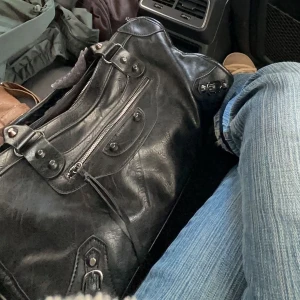 City bag - City bag (inte äkta) som har tecken på användning men frf superfin!!💕💕lägg prisförslag. Defekt på handtagen men de slitna går nog bara att klippa bort lite försiktigt ❤️