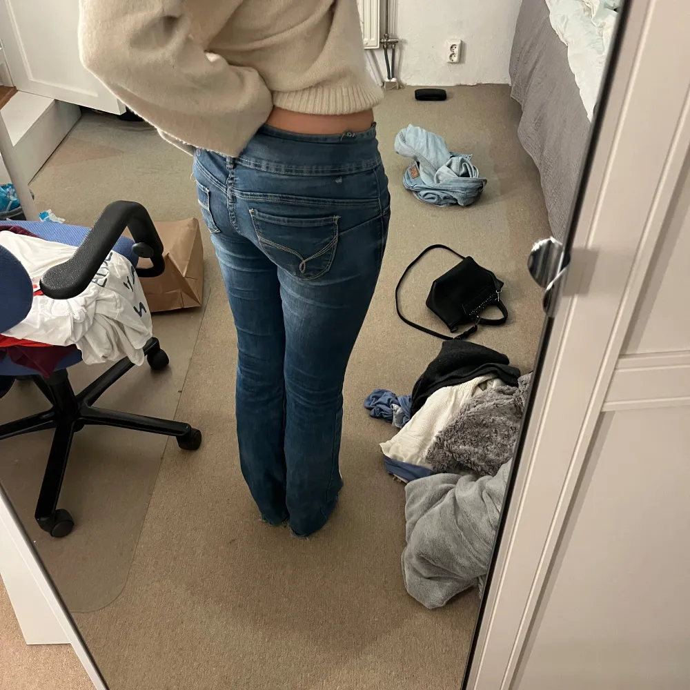 Säljer ett par skitsnygga blå lågmidjade bootcut jeans. De är i bra skick med lite små defekter. De är gjorda i ett bekvämt denimtyg som sitter skönt hela dagen. Köpta second hand i london🩷. Jeans & Byxor.