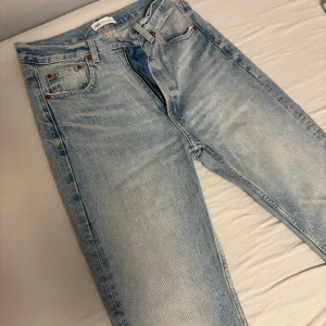 Blåa jeans  - Blåa raka jeans från zara. Andvända några gånger. Jeansen är i bra kick