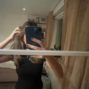 svart tajt tröja zara  - en svart tajt ribbad t-shirt ifrån zara i storlek S