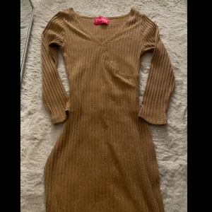 långärmad klänning  - beige/brun långärmad klänning från Diables storlek S använd två gånger fortfarande i bra skick köptes utomlands jag är 166 och den är under knäna  den är tjock och stretchig i matreal 
