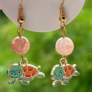 Handmade turtle earrings.🎀