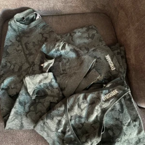 Gymshark träningsset  - Jättesnygga träningskläder ifrån gymshark. Storlek M i överdelarna och storlek S i tightsen. Överdelarna är användna en gång och tightsen nån enstaka gång, så allt är i jättefint skick. Jätteskönt och stretchigt material. 
