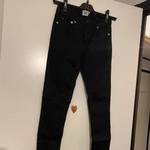 Jeans svart - Svarta jeans i storlek S från lager 157. Byxorna är använda men fortfarande i gott skick, modell skinny.