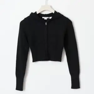 Stickad zip-up hoodie från Gina Young, endast provad. Köpare står för frakt. Nypris 250kr.