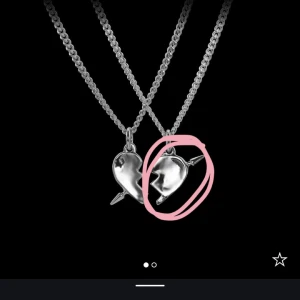 SÖKERR!! - Söker höger sidan i Maria Nilsdotter halsbandet ”you and me”  I silver. Skulle gärna vilja ha längden 40. Skriv gärna till mig om nu har! Skulle kunna tänka mig betala 1000-1400.🤍