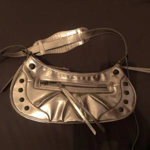 RBYR handväska - Inköpt i somras för 600 kr Banden går att förlänga. Sitter fast en liten spegel samt korthållare 