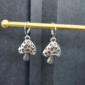 Handgjorda örhängen  - Handgjorda halloween örhängen●●Örhängeskrokar -rostfritt stål. Material-rostfritt stål. Nickel fri. Längd -4cm