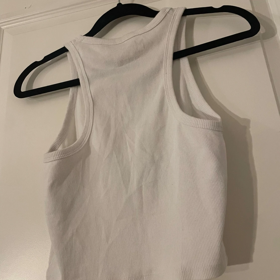 Vit ribbad linnetopp från FSBN Sister - 90