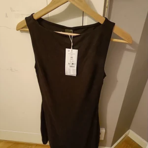 Klänning  - Jätte fin klänning från Gina, som aldrig är använd🩷 lappen sitter kvar och har bara testat den. 