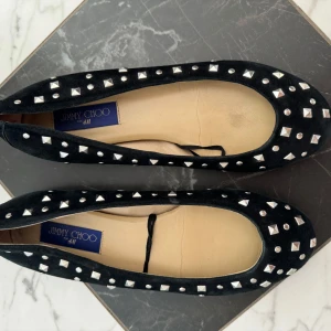 jimmy chip ballerina skor - svarta ballerinaskor med nitar från jimmy choo/hm, knappt använda
