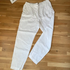 Linnebyxor - Linnebyxor från h&m som har blivit för stora. fint skick och inga fläckar på de.