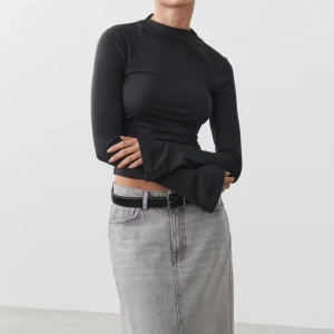 Svart långärmad topp - Säljer den här fina mörkgråa långärmade toppen från Gina tricot 💕 Den är gjord av ett mjukt och stretchigt material som sitter tajt. Säljer då den tyvärr var lite liten för mig. Därför bara testad en gång så den är som nyskick 💕💕