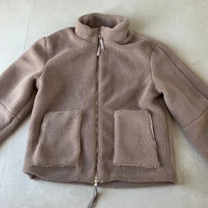 Teddy Jacka - En snygg teddyjacka, som funkar som både vinter och höstjackan. Säljer då jag har köpt en annan! St S