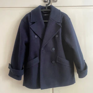 kort mörkblå kappa ginatricot  - kort marinblå/mörkblå kappa från gina tricot! mycket sparsamt använd