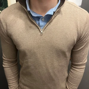 John Henric half-zip - Beige halfzip John henric  Storlek s Ny pris: 900 kr Mitt pris: 500 kr