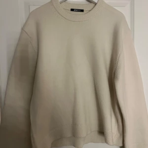 stickad tröja  - superfin skickad tröja från gina använd 1 gång, nypris 359.95kr creme vit