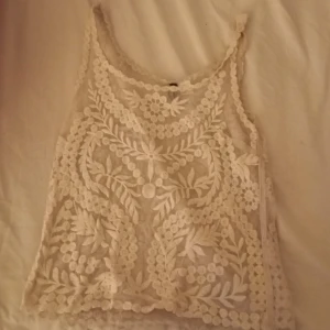 Genomsnittligt linne med vita detaljer - Super fint genomsnittligt vitt linne från H&M i storlek 34. Säljer då den aldrig kommer till användning.