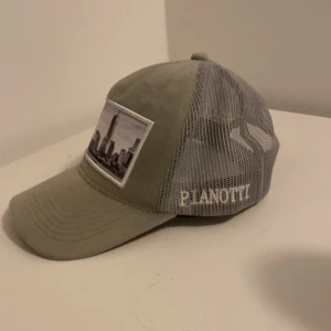 Pianotti keps - Säljer min keps då den ej kommer till användning, skick 8/10. Köpt för 800, pris är ej hugget i sten. Skriv vid fundering!