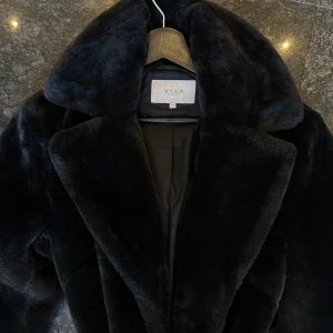 Päls VILA - Jätte mysig fejkpäls från VILA  Storlek 38 Liten i storleken 