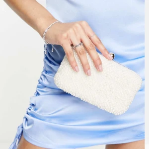 Superfin väska från True Decadence - Superfin väska från True Decadence! Perfekt för balen eller finmiddag! Endast använd en gång. Påse finns kvar och medkommer vid köp. Ordinarie pris 459kr