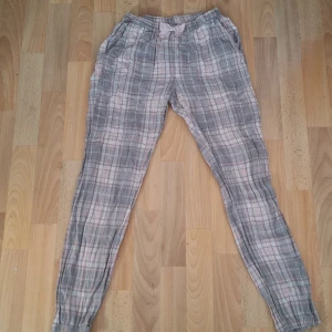 Pyjamasbyxor  - Grå, rosa, vit rutiga Pyjamasbyxor i storlek 164 (för barn), men dom passar mig som har xs-s, jag är 1,59cm o dom passar i längden. Dom har en rosett framtill, helt okej skick dock skrynkliga då jag inte orkat strycka dom 🙈