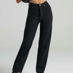 Levis jeans - Snygga svarta straight levis jeans med hög midja. Använda men inga slitningar eller hål. Storlek W25 och passar mig som har storlek S! Bättre bilder kan lösas om man vill ha det 🖤