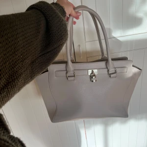 Väska  - Fin väska från Don Donna. Medföljer även ett längre band.  