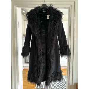 Superdry jacka (Afghankappa / afghan coat) - Oanvänd afghankappa från Superdry med tagg kvar. Fuskpäls! Nypris: 3050kr Storlek 42, sitter som M/L.