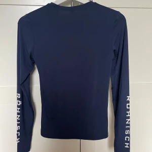 Träningströja Röhnisch - superfin långärmad träningströja i en marinblå färg från märket röhnisch i storlek s, superbra skick den är använd någon gång bara. den har hål längst ner på ärmarna för tummarna 💕💕