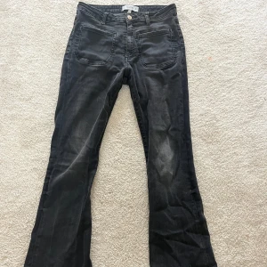 Jeans - Mörkgråa midrise jeans medblite bootcut. 
