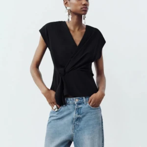 Svart zara blus - Svart blus från zara, använd en gång!