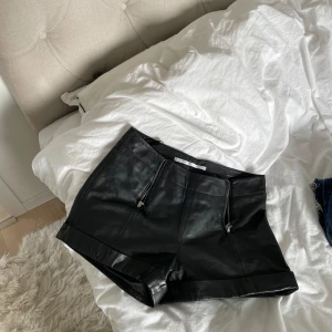 Läder shorts 🖤 - Läder shorts svarta  Storlek 34 Sparsamt använda 