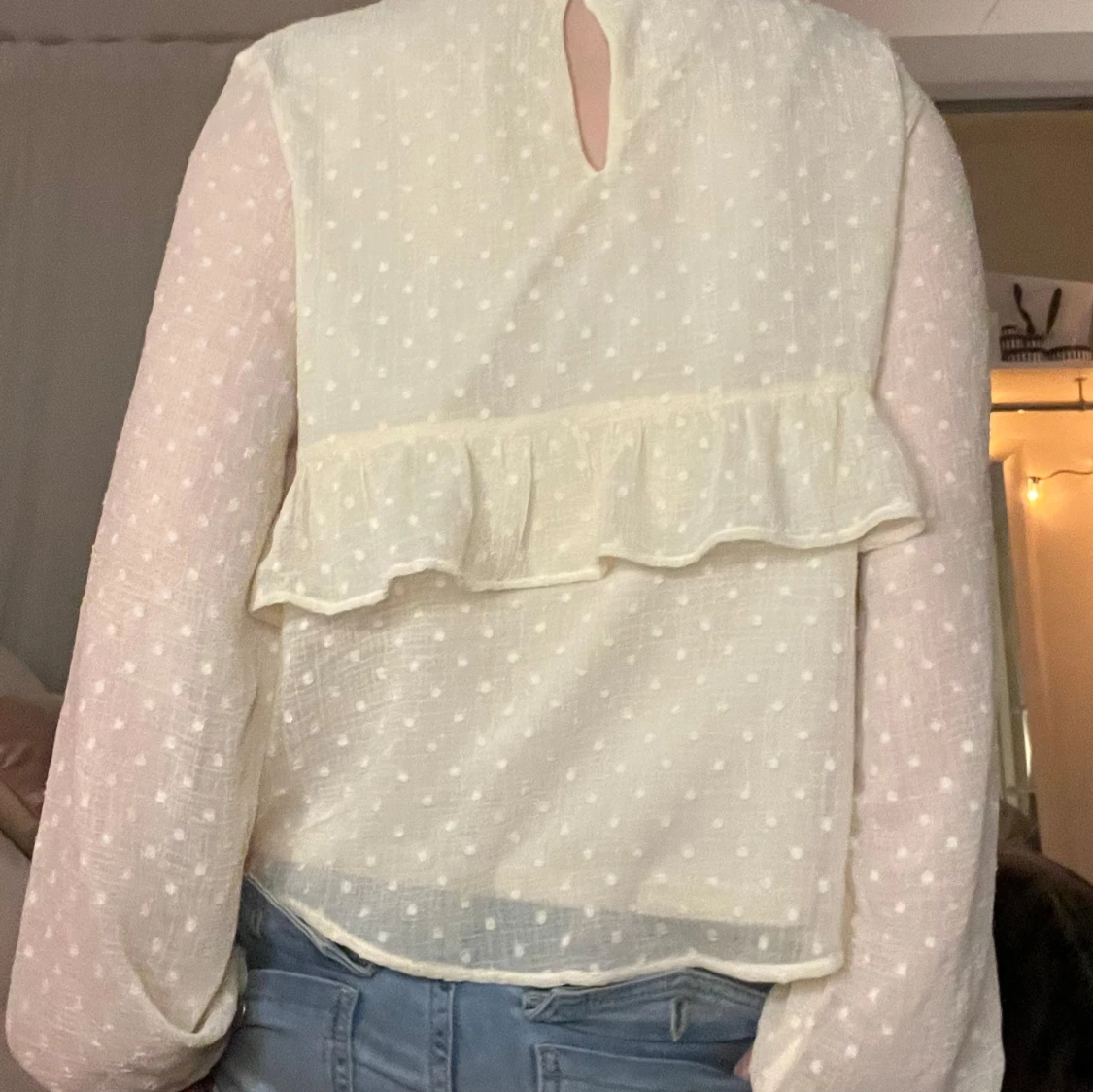 Vit blus med volangdetaljer - 90