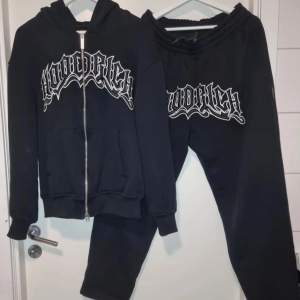 Supersnygg hoodrich tracksuit St medium Köpt här på plick men tyvärr blev den för stor för sonen så denna skönheten får tyvärr säljas vidare ,jättefint skick  vi har aldrig använt den storlekslappen på tröjan är borta  va så när vi köpte dressen 