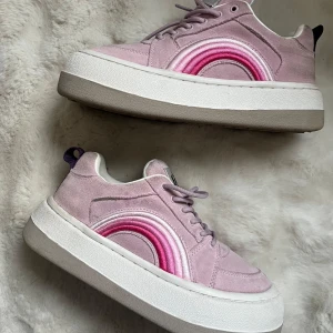 Rosa sneakers med regnbågsdetalj - Säljer nu mina älskade Eytys sonic, nypris 2200:-. Använda, men fortfarande i mycket bra skick 