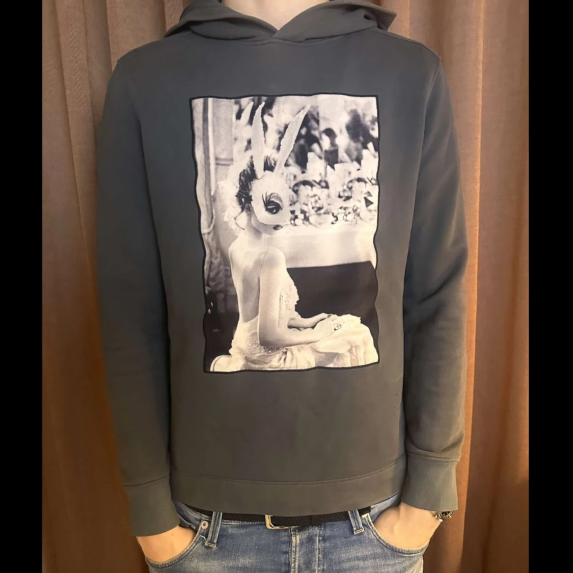 Grå hoodie med tryck från Limitato