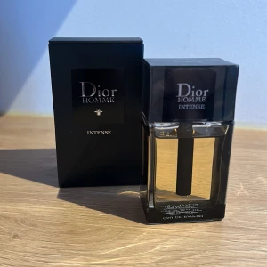 Dior Homme Intense EDP - Säljer en av de godaste vinterparfymerna, Dior Homme intense EDP.   • 50ml flaska  • ca 90% kvar Hör av dig vid frågor och intresse. 