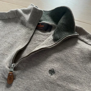 Morris Halfzip - Säljer nu en riktigt snygg Morris halfzip i 100% merinoull. Storlek L från början men passar ungäfär S. Frågor om mått eller om ni har andra funderingar!