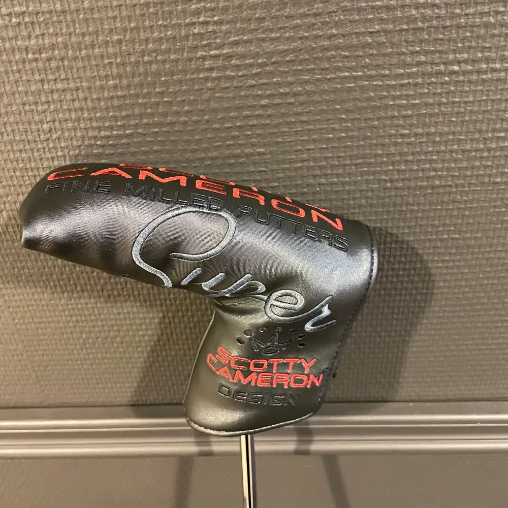 Säljer en Scotty Cameron Super Select Newport putter! Den har ett nytt grepp och kommer med headcover. Nypriset ligger runt 4000kr, men min putter är i fint skick och redo för att hjälpa dig på golfbanan. Kontakta mig för mer information eller om du är intresserad!. Övrigt.