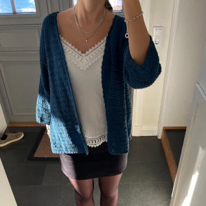 Mörkblå stickad kofta  - Blå trekvartsärmad kofta i fint skick. Kan varken hitta märke eller storlek men skulle säga M. Använd gärna köp nu!