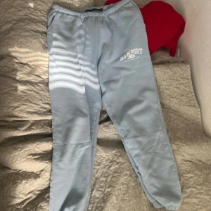 Ljusblå mjukisbyxor från 157 - Säljer ett par ljusblå mjukisbyxor från 157 i storlek M. De är superbekväma med elastisk midja och ett tryck på ena benet. Perfekta för en chill dag hemma eller en snabb tur till affären. 🩵