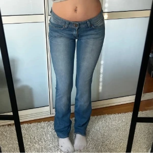 Lågmidjade bootcut jeans Lee - Lågmidjade jeans från lee. Storlek w25 L31 men stretchiga så passar även större. Passar mig som har w26-w27. Innerbenslängd:78 midjemått:33 stretch till 38. Köp sker via köp nu. Jag postar inom 24h. Kvar tills markerad såld 