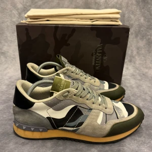 VALENTINO ROCKRUNNERS  - - Valentino Rockrunners- Skick: 9/10 - Tillbehör: Enbart skorna - Storlek 42 - Nypris ca 7500kr // DeluxeCloset