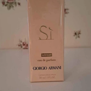 Sì Intense Eau de Parfum från Giorgio Armani - Sì Intense Eau de Parfum från Giorgio Armani. Flaskan är 30 ml. Inplastad fortfarande. 