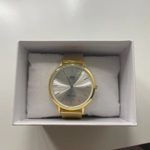 Guldfärgad klocka från Q&Q - Använd en gång