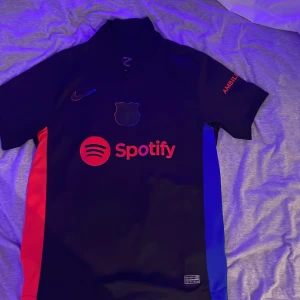 Barca tröja  - Har tag brevid. Är mycket bra skick har andvänt 1 gång