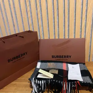  En Kashmir Burberry halsduk och bra kvalitet använd några gånger i förra vintern används inte längre släpper den för ett gött pris allt original ingår som syns på bilderna inga deffekter eller liknande bara att skriva om du har frågor försöka svara så snabbt som möjligt. Varm och bekväm nu i vinter kommer säljaren eftersom att jag inte tycker Den passar med min jacka. Nypris ligger ungefär på 5000kr✅